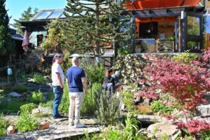 Gespräche am Gartenteich beim offenen Imkergarten mit Besuchern