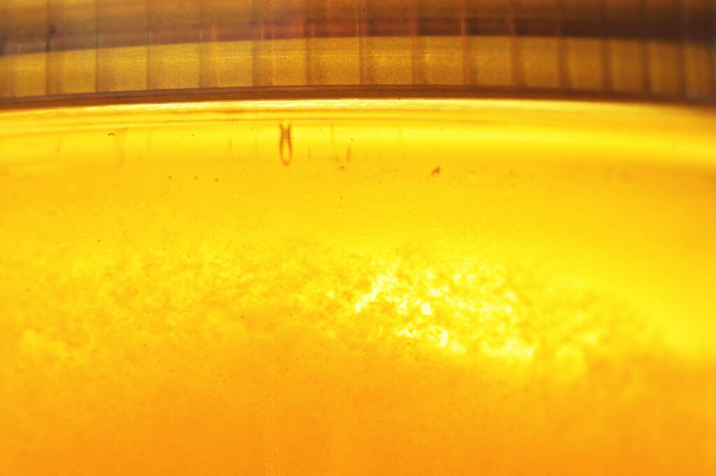 Kristallisation bei flüssigem Sommerhonig im Glas