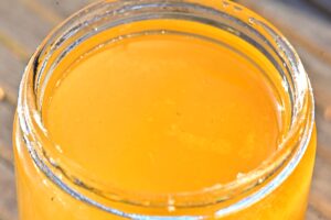 Kristallisierter Sommerhonig in einem offenen Glas