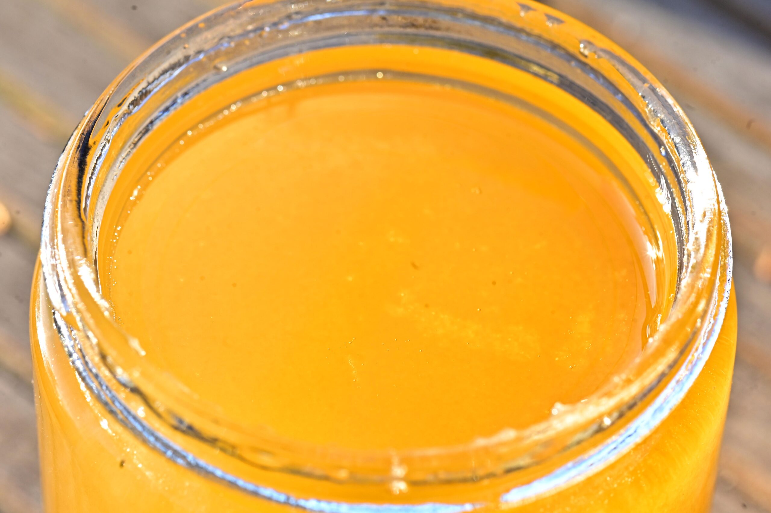 Kristallisierter Sommerhonig in einem offenen Glas